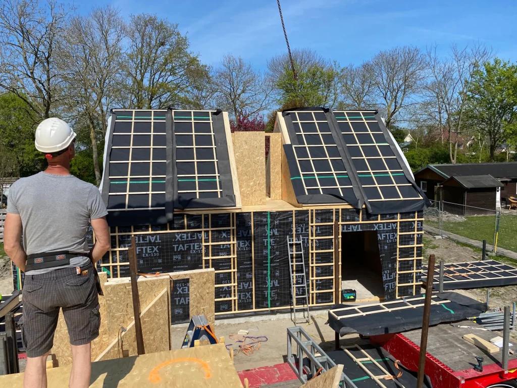 Casco van een prefab houtskeletbouwwoning tijdens het wind- en waterdicht maken