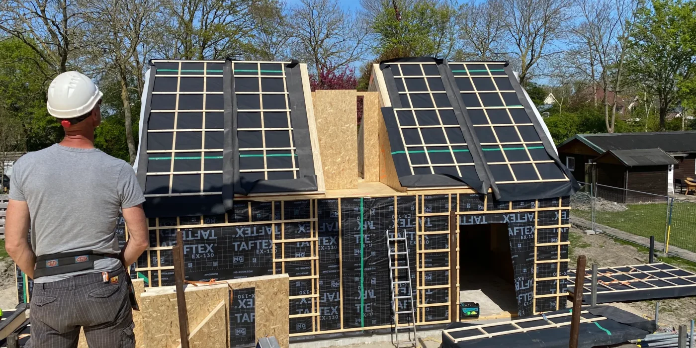 Montage van prefab houtskeletbouw op de bouwplaats