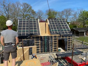 Montage van prefab houtskeletbouw op de bouwplaats