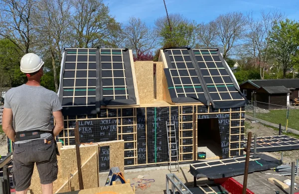 Montage van prefab houtskeletbouw op de bouwplaats