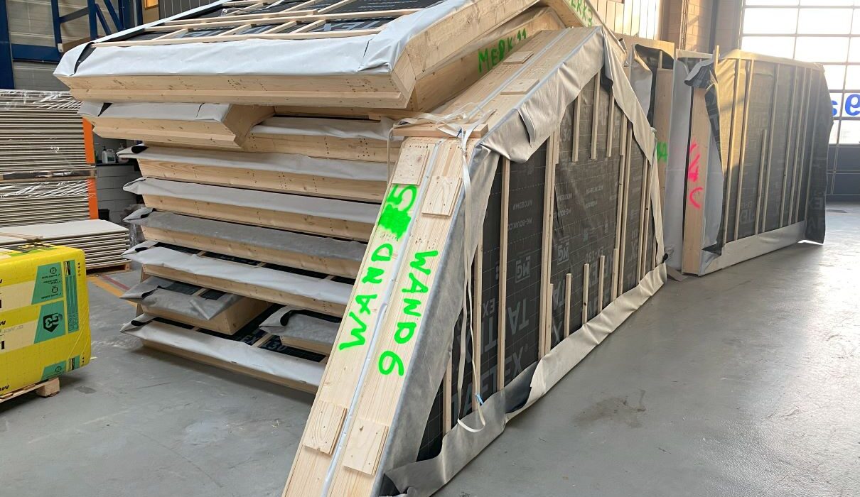 Prefab topgevels en kapdelen in de productiehal van R&H Beers Prefab