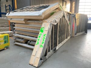 Prefab topgevels en kapdelen in de productiehal van R&H Beers Prefab