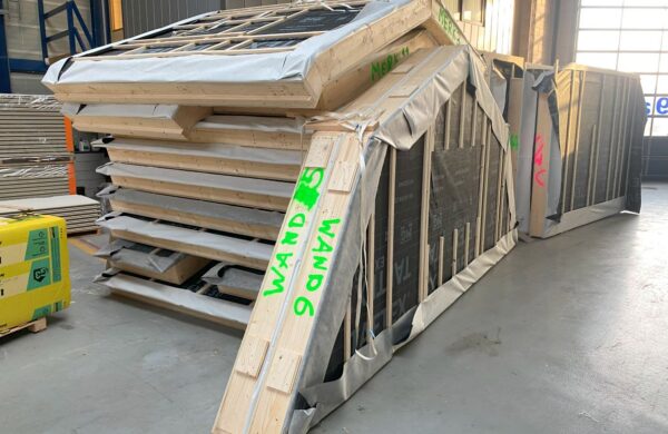 Prefab topgevels en kapdelen in de productiehal van R&H Beers Prefab