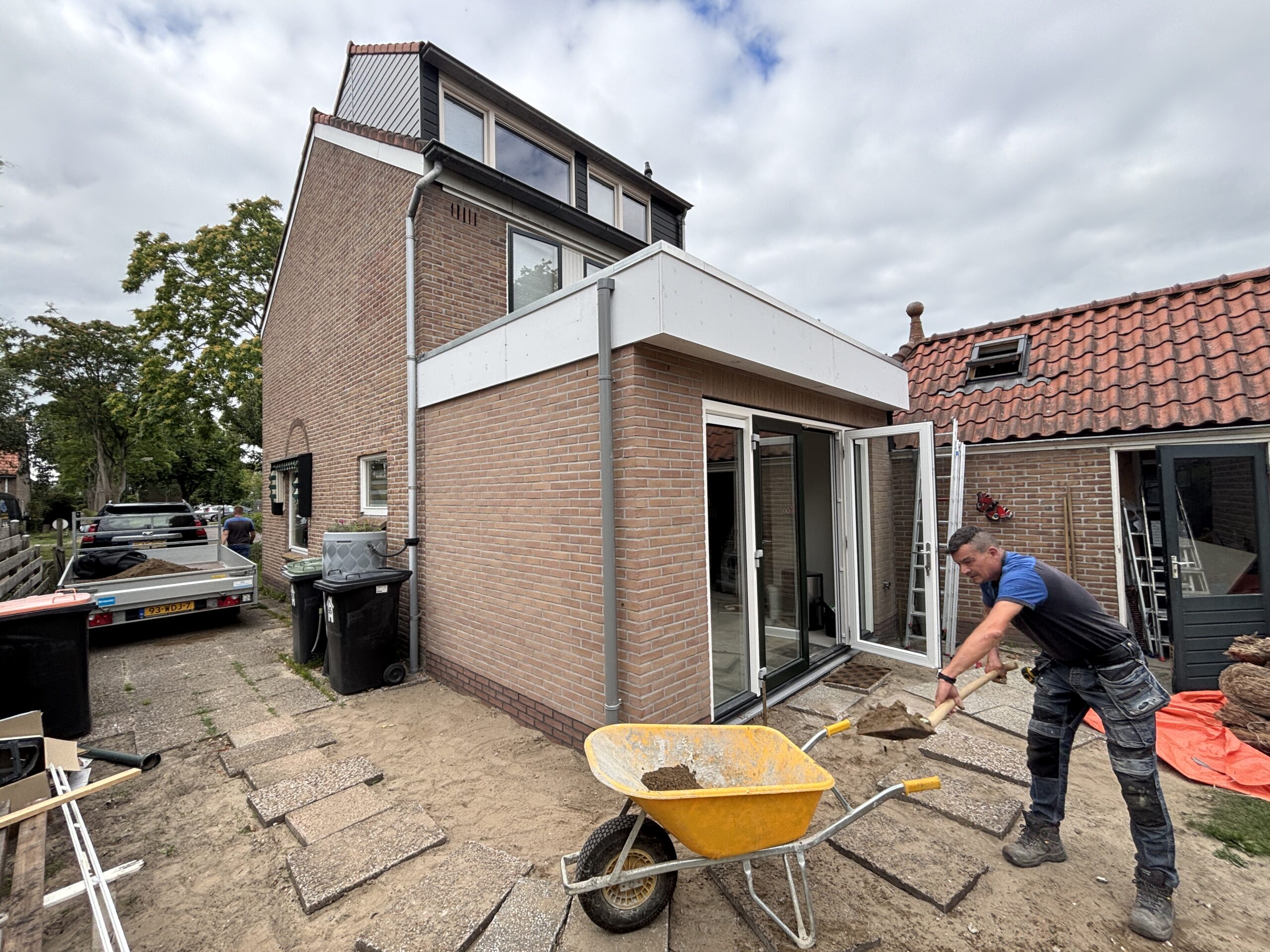 Prefab aanbouw afgewerkt met metselwerk en openslaande deuren