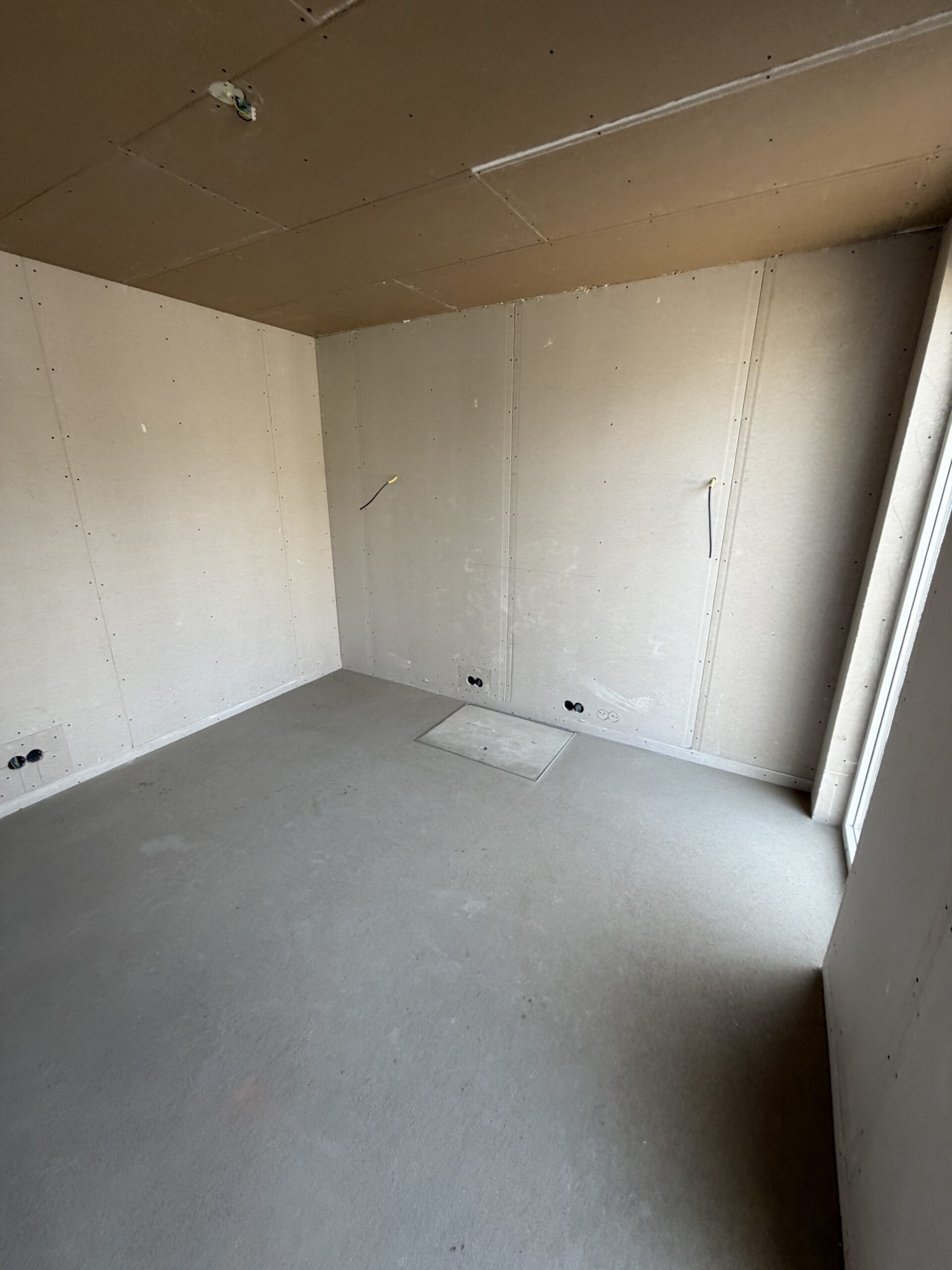 Binnenzijde van een prefab casco met gipsplaten op de wanden